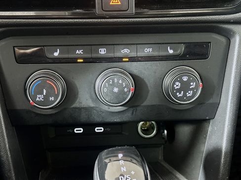 Used 2022 Volkswagen Taos SE w/ Panoramic Sunroof Package FWD image 24