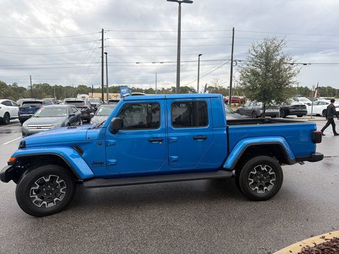 Used 2025 Jeep Gladiator Sport w/ Premium Package image 4
