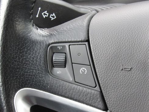 Used 2012 Chevrolet Captiva Sport LT FWD image 24