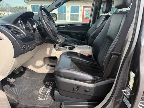 Used 2017 Dodge Grand Caravan SXT image 3