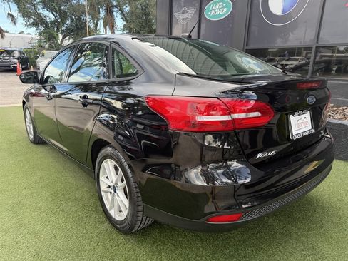 Used 2018 Ford Focus SE FWD image 4