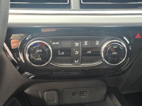 Used 2025 Chevrolet Trax LT FWD image 33