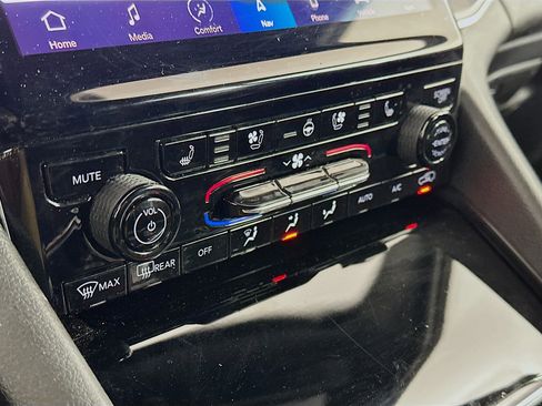 Used 2024 Jeep Grand Cherokee L Limited w/ Luxury Tech Group II image 24