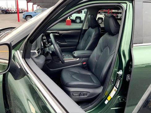 Used 2023 Toyota Highlander Limited image 8