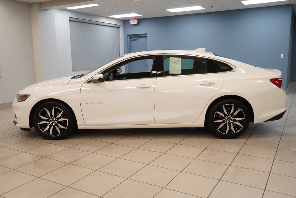 Used 2018 Chevrolet Malibu LT w/ Leather Package FWD image 2
