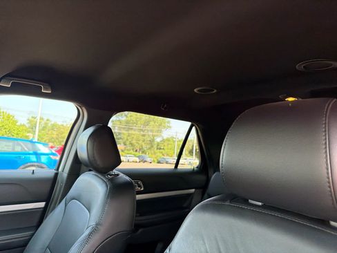 Used 2017 Ford Explorer XLT w/ Equipment Group 202A AWD/4WD image 10