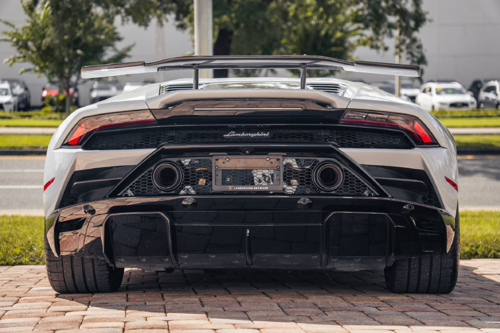Used 2020 Lamborghini Huracan EVO RWD image 4