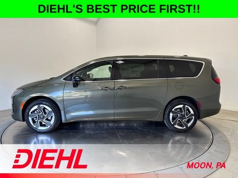 New 2027 Chrysler Pacifica Limited AWD/4WD image 4