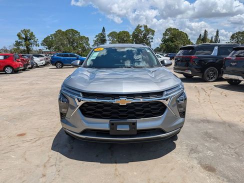 Used 2025 Chevrolet Trax LT w/ Driver Confidence Package FWD image 3