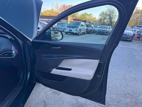 Used 2017 Jaguar XE Premium image 21