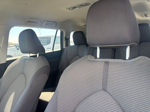 Used 2025 Toyota Highlander LE FWD image 11