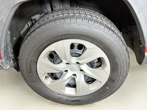 Used 2021 Toyota RAV4 LE image 11