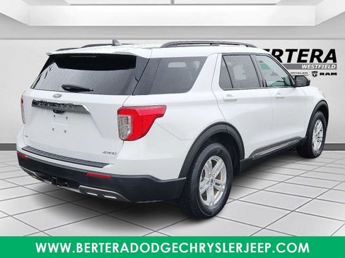 Used 2022 Ford Explorer XLT w/ Equipment Group 202A image 6