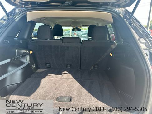 Used 2015 Jeep Cherokee Latitude w/ Cold Weather Group AWD/4WD image 8