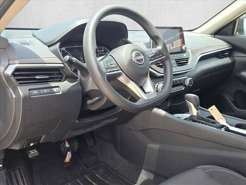 Used 2025 Nissan Altima 2.5 SV FWD image 9