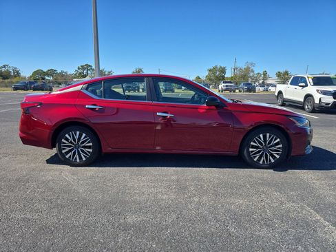 Used 2024 Nissan Altima 2.5 SV image 3