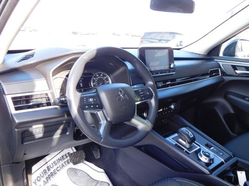 Used 2022 Mitsubishi Outlander ES image 10