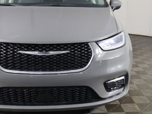 Used 2023 Chrysler Pacifica Touring-L image 15