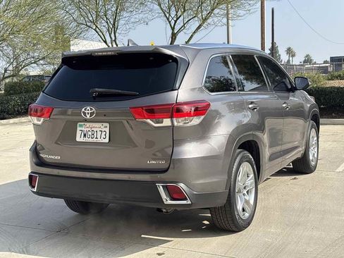 Used 2017 Toyota Highlander Limited w/ Carpet Mat Package image 3