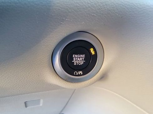 Used 2023 Chrysler Pacifica Touring-L image 26