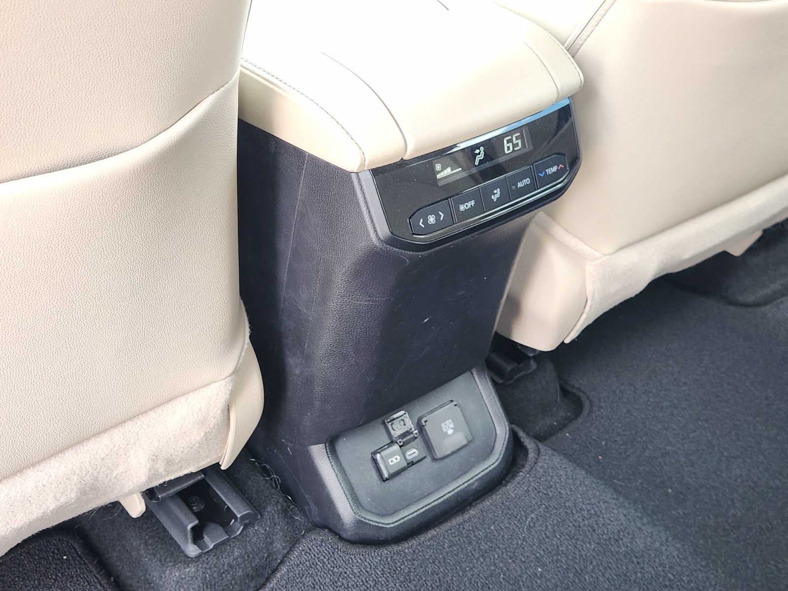 Used 2024 Toyota Highlander Limited AWD/4WD image 34