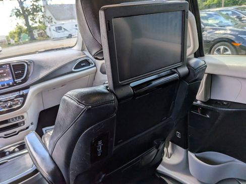 Used 2022 Chrysler Pacifica Touring-L w/ Uconnect Theater Family Group FWD image 54