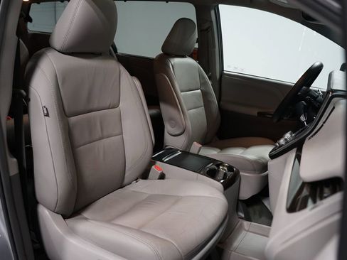 Used 2017 Toyota Sienna XLE image 28
