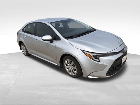 Used 2025 Toyota Corolla LE FWD image 2