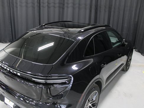 Certified 2025 Porsche Macan Electric image 7