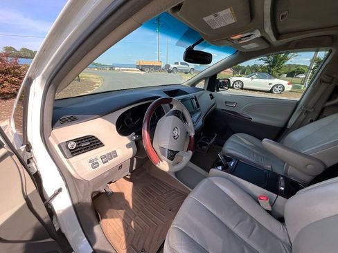 Used 2011 Toyota Sienna Limited image 11