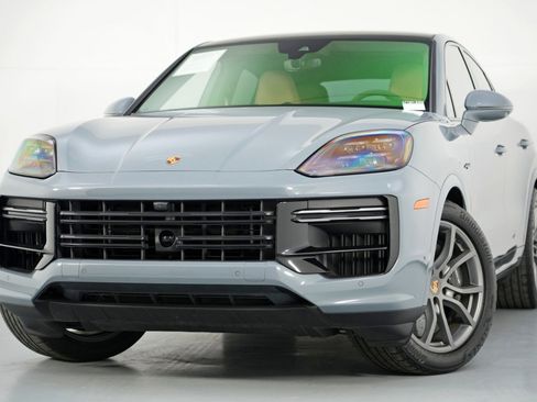 Used 2024 Porsche Cayenne Turbo image 3