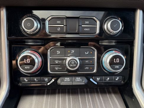 Used 2022 GMC Yukon XL Denali AWD/4WD image 24