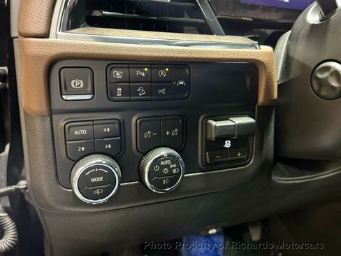 Used 2025 Chevrolet Suburban High Country AWD/4WD image 18
