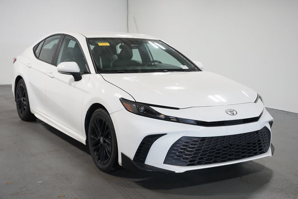 Used 2025 Toyota Camry SE FWD image 3