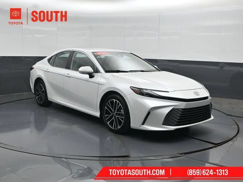 Used 2025 Toyota Camry XLE AWD/4WD image 4