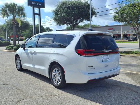 Used 2023 Chrysler Pacifica Touring-L FWD image 23