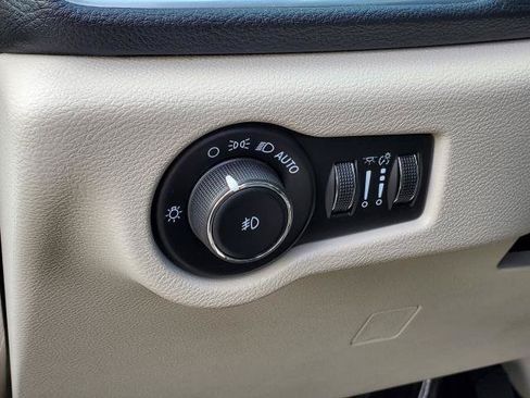 Used 2020 Chrysler Pacifica Limited FWD image 9