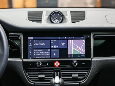 Certified 2025 Porsche Macan image 17