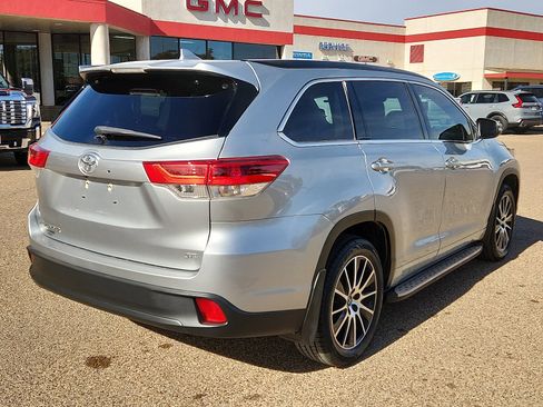 Used 2017 Toyota Highlander SE image 4