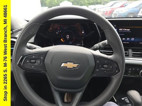 Used 2025 Chevrolet Trax LT FWD image 16