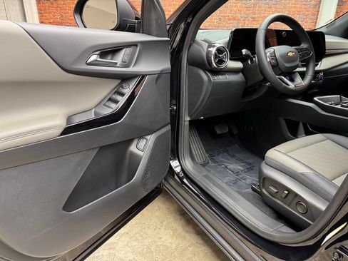 Used 2026 Chevrolet Equinox LT w/ Convenience Package II FWD image 9