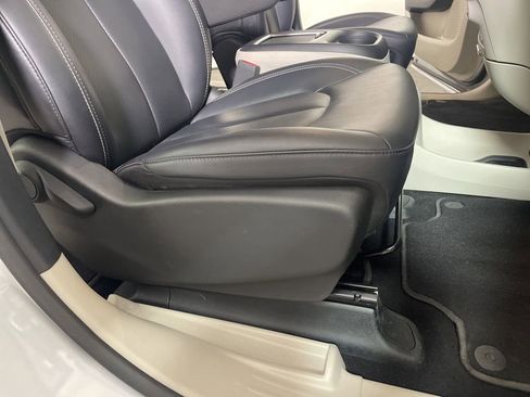 Used 2024 Chrysler Pacifica Touring-L image 23