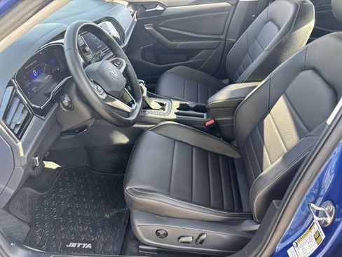 Certified 2024 Volkswagen Jetta SE w/ Panoramic Sunroof Package image 17