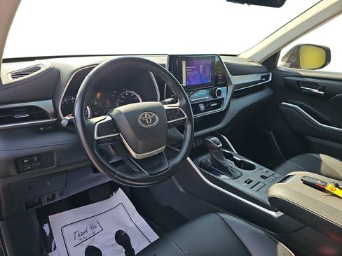 Used 2023 Toyota Highlander XLE AWD/4WD image 13