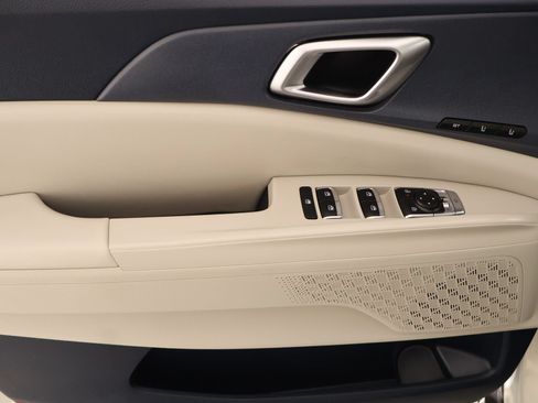Used 2025 Kia Carnival SX FWD image 17