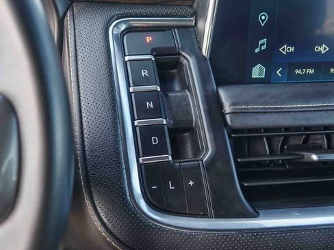 Used 2023 Chevrolet Suburban Premier image 18