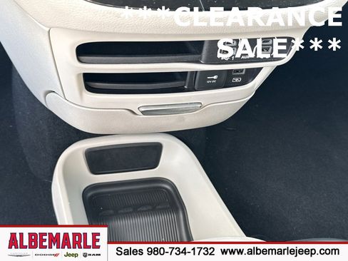 Used 2022 Chrysler Pacifica Touring-L image 27