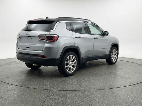 Used 2025 Jeep Compass Limited image 9