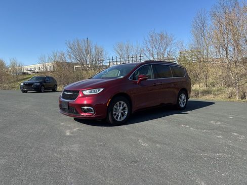 Used 2022 Chrysler Pacifica Touring-L AWD/4WD image 3