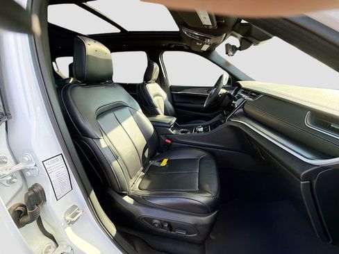 Used 2024 Jeep Grand Cherokee L Limited w/ Luxury Tech Group II image 17